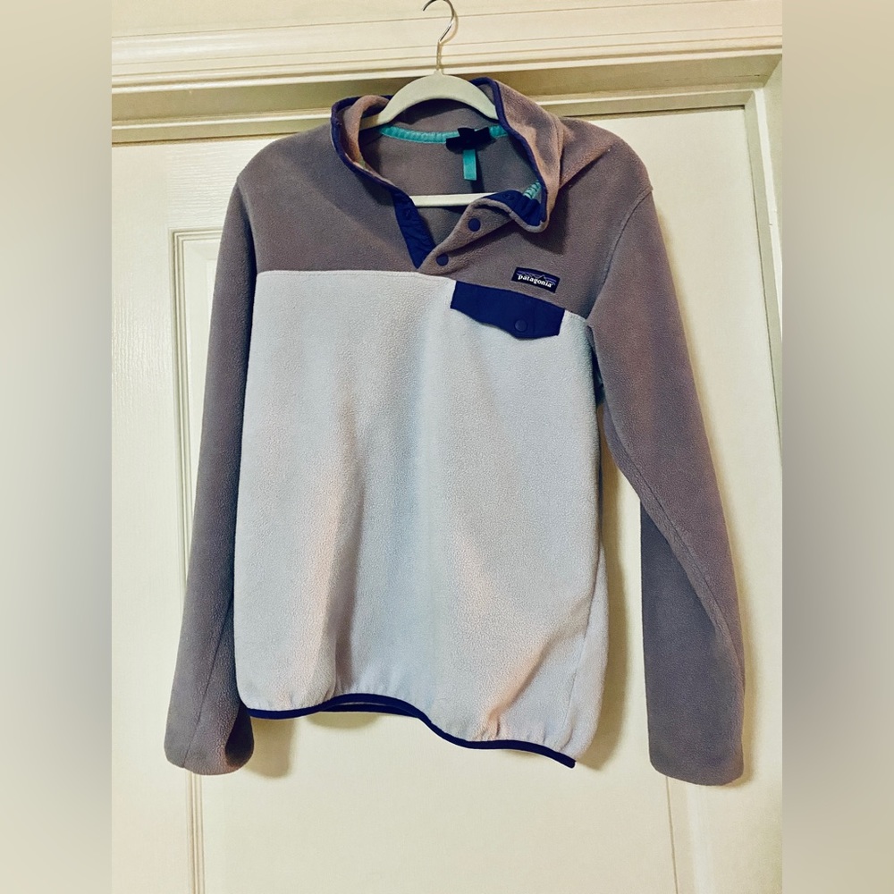 Patagonia women’s half button sweatshirt. Size medium.